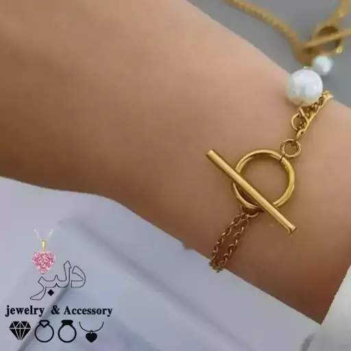 دستبند زنانه کارتیه با مروارید و قفل تی، رنگ ثابت، استایل مجلسی، موجود در رنگ‌های طلایی و نقره‌ای